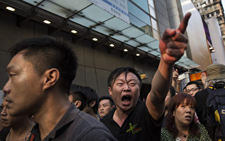 中共黑幫衝擊香港抗議民眾 如同青關會圍攻法輪功