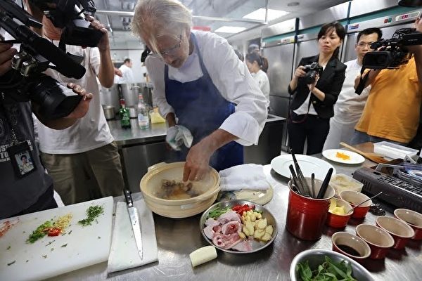 皮耶‧加尼葉以台灣在地食材,佐以葡萄柚皮,百香果泥、橄欖油、雪莉酒,即席創作出「法式皮耶版三杯雞」,以此送給台灣做見面禮。(Thomas Chien法式餐廳提供) 皮耶‧加尼葉以台灣在地食材,佐以葡萄柚皮,百香果泥、橄欖油、雪莉酒,即席創作出「法式皮耶版三杯雞」,以此送給台灣做見面禮。(Thomas Chien法式餐廳提供)