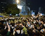 2014年10月5日晚，傳警方將會武力清場，部分學生、市民在政府總部外面留守。（宋祥龍/大紀元）