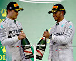 奔驰车队的汉密尔顿（右）力压队友罗斯伯格获得日本分站冠军。(Clive Rose/Getty Images)