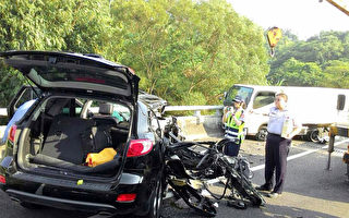 南二高嘉义路段6日发生3辆车追撞意外，造成2人受困
车内，救出1命危、1昏迷，原因调查中。
（嘉义县消防局提供）