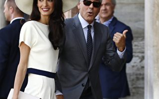 2014年9月29日，乔治•克鲁尼和律师妻子阿迈勒抵达威尼斯市政厅办理结婚登记。(PIERRE TEYSSOT/AFP/Getty Images)
