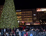 去年舊金山梅西百貨聖誕樹點亮，吸引數千人到場。（曹景哲/大紀元）