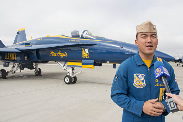 海军少校飞行员Michael Cheng是蓝天使飞行队中的唯一华裔。(曹景哲/大纪元) 海军少校飞行员Michael Cheng是蓝天使飞行队中的唯一华裔。(曹景哲/大纪元)