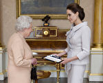 2014年10月10日，安吉丽娜•朱莉从英女王手中接过“爵级大十字勋章”。(Anthony Devlin - WPA Pool/Getty Images)