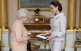 影星朱莉覲見英女王 接受榮譽爵士勳章