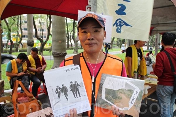 街友陈隆柱在恩友中心介绍下,每天都去捷运站卖杂志,他也呼吁其他街友,“只要愿意做,就一定有饭吃,加油!”(施芝吟/大纪元) 街友陈隆柱在恩友中心介绍下,每天都去捷运站卖杂志,他也呼吁其他街友,“只要愿意做,就一定有饭吃,加油!”(施芝吟/大纪元)