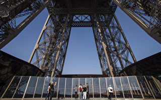 巴黎铁塔一层改装了 游客可空中漫步