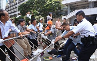 中共再襲「雨傘運動」過百人持刀暴力拆路障