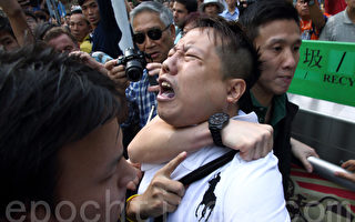 组图：香港警察用警棍和勒脖子拘捕雨伞运动人士