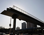 吓！ 北京现“断头天桥”