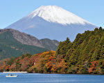 寒流来袭  富士山降第一场雪