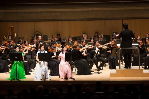 神韻交響樂團在羅伊‧湯姆森音樂廳(Roy Thomson Hall )演出,盛況空前,受到音樂界名人盛讚。(滕冬育/大紀元) 神韻交響樂團在羅伊‧湯姆森音樂廳(Roy Thomson Hall )演出,盛況空前,受到音樂界名人盛讚。(滕冬育/大紀元)