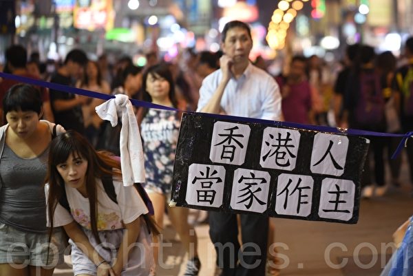 2014年10月10日,香港的雨伞运动进入第13天,10万人再次聚集金钟旺角等地。(文瀚林/大纪元) 2014年10月10日,香港的雨伞运动进入第13天,10万人再次聚集金钟旺角等地。(文瀚林/大纪元)