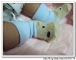 他小小的腳丫子穿上小小的襪子，真的很可愛。（紫提供）