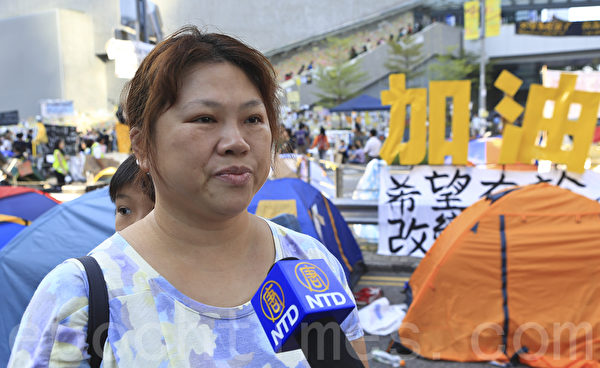 雨傘運動第22日,在金鐘的佔領現場有家長帶小孩來體驗民主。(余鋼/大纪元) 雨傘運動第22日,在金鐘的佔領現場有家長帶小孩來體驗民主。(余鋼/大纪元)