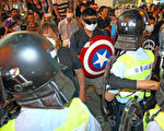 曾假扮法輪功的「香港人優先」張漢賢其中一名手下，連日來混入「雨傘運動」的旺角集會區，打扮成「美國隊長」多次帶頭衝擊警方防線。（潘在殊／大紀元）