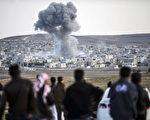 伊拉克库尔德自治区10月22日通过派遣地面部队前往叙利亚的决议，以保卫受IS好战分子重创的叙利亚城市科巴尼（Kobane）。图为10月22日，科巴尼发生爆炸扬起的烟雾。（BULENT KILIC／AFP）