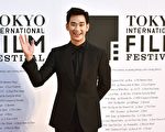 金秀賢參加東京影展走紅地毯，粉絲欣喜大喊「都教授」。(KAZUHIRO NOGI/AFP/Getty Images)