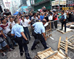 四中全會臨近尾聲，香港雨傘運動的旺角佔領區接連出現反佔領人士清除路障，引起連串衝突，警方被質疑配合清場。（潘在殊／大紀元）