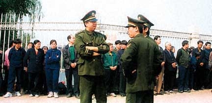 「四•二五和平上訪」中悠閒聊天的警察。(明慧網) 「四•二五和平上訪」中悠閒聊天的警察。(明慧網)