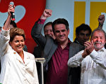 巴西現任總統羅塞夫(左)在10月26日的投票中險勝內維斯，獲得連任巴西總統。27日亞洲股市開盤後，與巴西股市相關的基金開始大跌，巴西股市、匯市也遭重挫。(EVARISTO SA/AFP)