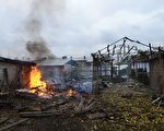 烏克蘭東部城市頓內茨市長辦公室及首都基輔的官員表示，激烈砲擊今天震撼親俄叛軍重鎮頓內茨的郊區，終結了昨天國會選舉期間的平靜氣氛。圖為10月18日，烏克蘭東部城市頓內茨市奇洛夫斯基區遭到親俄派分離主義分子的格勒式火箭的攻擊。（John Moore/Getty Images）
