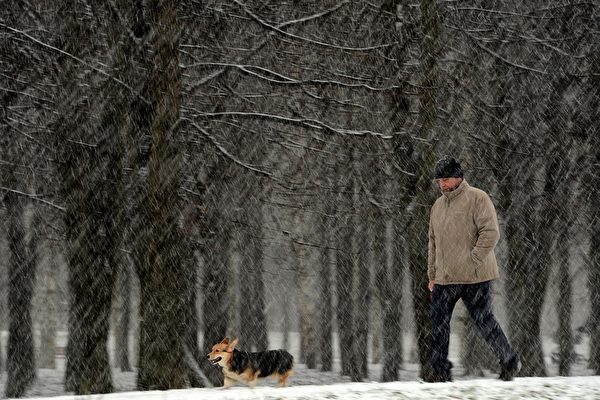 每逢冬季，北方地区的许多俄国人就会抱怨，天黑得太早。俄国决定从10月26日结束夏令时，开始永久使用冬令时。(KIRILL KUDRYAVTSEV/AFP/Getty Images)