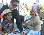 10月25日，在舊金山日落區小學家長們帶孩子一起在操場享受騎車樂趣。（屈婧／大紀元）