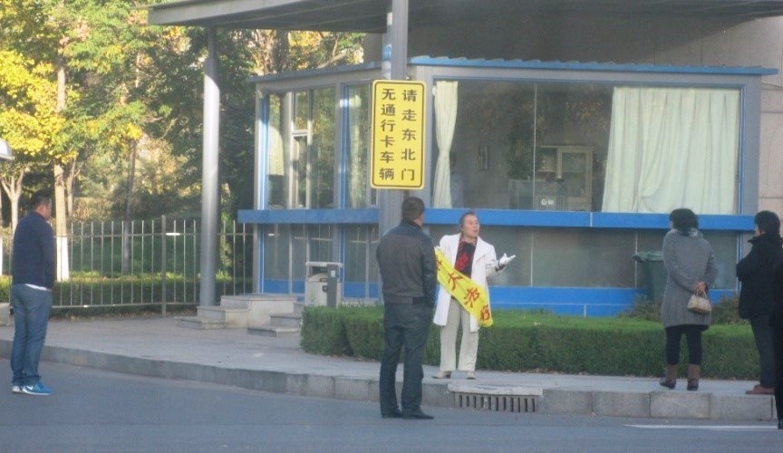 吴曼萍向人们讲述着自己的遭遇。(明慧网)