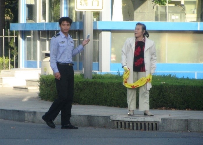 抢夺纸牌的门卫在给吴曼萍非法录相(明慧网)