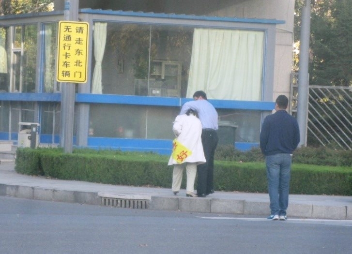 门卫暴力抢夺吴曼萍的纸牌(明慧网)