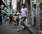官方数据显示，韩国9月经常账顺差扩大，主因是出口成长和韩国人民海外旅行减少。图为明洞购物区。（ED JONES/AFP/Getty Images）