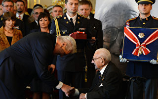 近日，一名105歲的英國老人獲得捷克共和國頒發的最高國家榮譽。這名老人在二戰爆發前營救了669名捷克兒童，大部份是猶太人，為他們安排在英國的收養家庭。圖為10月28日，捷克總統澤曼（左）向尼古拉斯•溫頓爵士鞠躬握手致敬。（AFP PHOTO / MICHAL CIZEK）