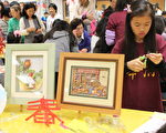 華府中文學校推出的台灣書院正體字教學推廣活動之「中秋文化節及台灣夜市」在沃頓高中（Wotton High School）舉行。孩子們學做手工藝品。 （何伊/大紀元）