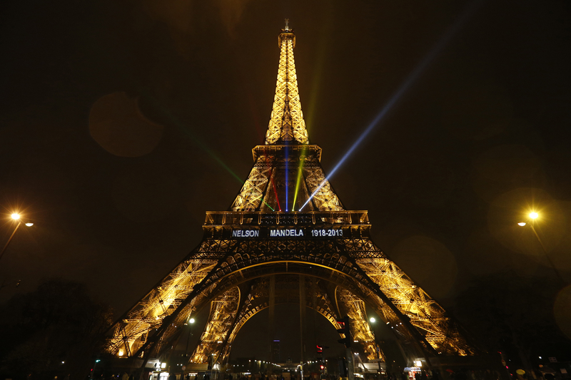 巴黎鐵塔破謠言遊客可拍夜景| 版權| 艾菲爾鐵塔| 大紀元