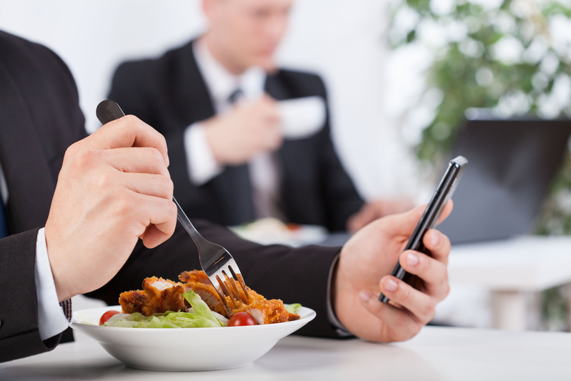 边吃午餐边工作好吗？听听专家怎么说