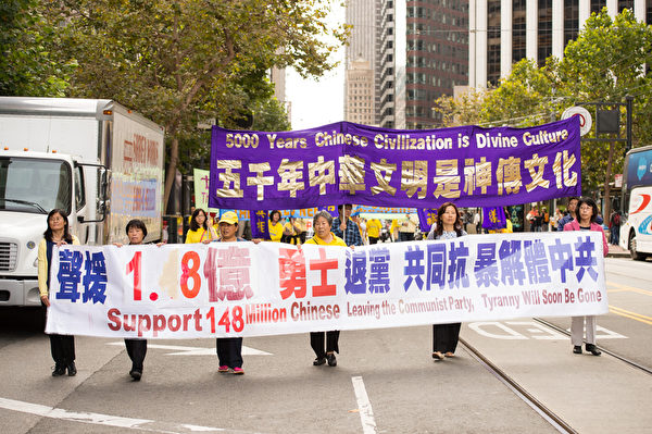 《九评共产党》发表十周年,引发中国人退出中共党团队三退大潮,如今三退大潮正在以每天10多万人的速度解体中共。(戴兵/大纪元) 《九评共产党》发表十周年,引发中国人退出中共党团队三退大潮,如今三退大潮正在以每天10多万人的速度解体中共。(戴兵/大纪元)
