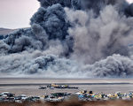 叙利亚边城科巴尼库尔德人23日夜间夺回美军空投据点─科巴尼西郊附近的一座山丘。图为科巴尼遭空袭后升起的烟尘。（Kutluhan Cucel／Getty Images）