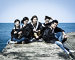 五人帮毕业照,左起为许玮甯、林心如、邹承恩、谢佳见、杨一展。(公视提供)