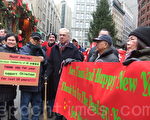 波士顿市长万宁路(拄著拐杖者)于2013年12月8日前来华埠主持在任最后一次圣诞树亮灯仪式。(大纪元档案)