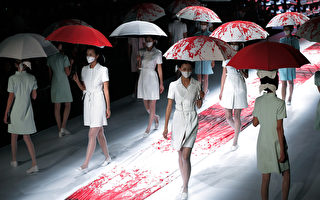 北京时装展 “护士”戴口罩撑伞引联想