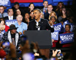 美国期中选举倒数计时，总统奥巴马（前）选前最后冲刺，替选情危急的民主党人站台。(Spencer Platt/Getty Images)