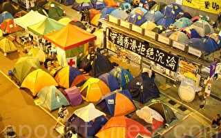香港雨傘運動11月4日踏入第38天，金鐘佔領區千餘帳篷。有調查指七成多人認為需要退場。（潘在殊／大紀元）