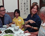 LuLu（右2）與粉絲家庭共進晚餐，吃不完還想要打包帶回家。（公視提供）