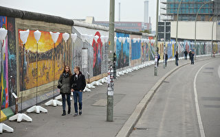 八千气球灯放飞 纪念推倒柏林墙25周年