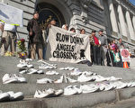 「零傷亡願景」組織7日在舊金山市府前擺放了28雙鞋子，意味著今年已有28人死於交通事故。（李文凈／大紀元）