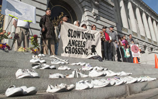 「零傷亡願景」組織7日在舊金山市府前擺放了28雙鞋子，意味著今年已有28人死於交通事故。（李文凈／大紀元）