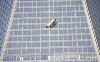 世貿一號樓驚險一幕 擦窗工人高空遇險獲救