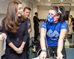 11月12日，劍橋公爵夫人(左)參訪SportsAid中心，右為17歲高爾夫選手Emma Allen。(David Parker/Getty Images)